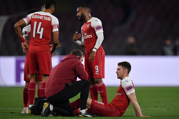 NAPLES, ITALY - APRIL 18: Aaron Ramsey of Arsenal recieves treatment for an injury during the UEFA Europa League Quarter Final Second Leg match between S.S.C. Napoli and Arsenal at  Stadio San Paolo on April 18, 2019 in Naples, Italy. (Photo by Stuart Franklin/Getty Images)