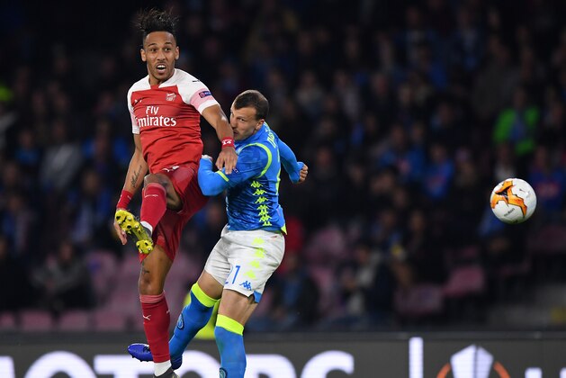 NAPLES, ITALY - APRIL 18: Pierre-Emerick Aubameyang of Arsenal is challenged by Vlad Chiriches of Napoli during the UEFA Europa League Quarter Final Second Leg match between S.S.C. Napoli and Arsenal at  Stadio San Paolo on April 18, 2019 in Naples, Italy. (Photo by Stuart Franklin/Getty Images)