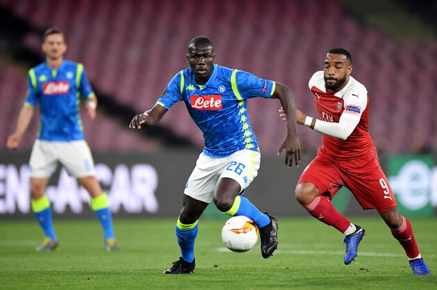 NAPLES, ITALY - APRIL 18: Kalidou Koulibaly of Napoli  and Alexandre Lacazette of Arsenal in action during the UEFA Europa League Quarter Final Second Leg match between S.S.C. Napoli and Arsenal at Stadio San Paolo on April 18, 2019 in Naples, Italy. (Photo by Stuart Franklin/Getty Images)