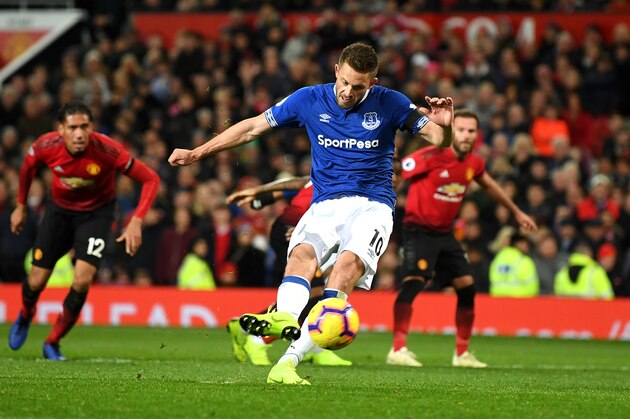 MANCHESTER, ENGLAND - OCTOBER 28:  Gylfi Sigurdsson of Everton scores his teams first goal from the penalty spot during the Premier League match between Manchester United and Everton FC at Old Trafford on October 28, 2018 in Manchester, United Kingdom.  (Photo by Michael Regan/Getty Images)