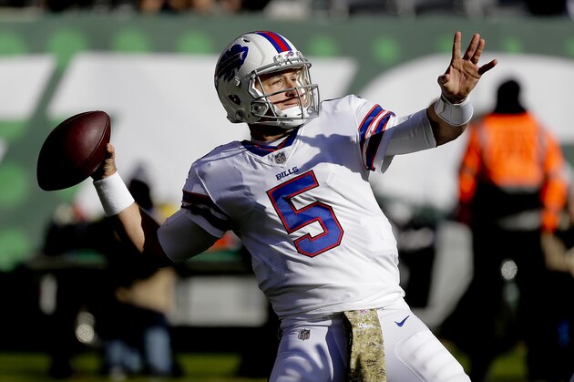 Matt Barkley, quarterback de los Bills de Buffalo, lanza un pase durante el encuentro del domingo 11 de noviembre de 2018, ante los Jets de Nueva York (AP Foto/Seth Wenig)