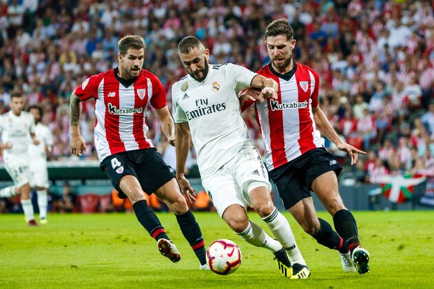 BILBAO, SPAIN - SEPTEMBER 15: Inigo Martinez of Athletic Bilbao and Karim Benzema of Real Madrid battle for the ball during the La Liga match between Athletic Club and Real Madrid CF at San Mames Stadium on September 15, 2018 in Bilbao, Spain. (Photo by TF-Images/Getty Images)