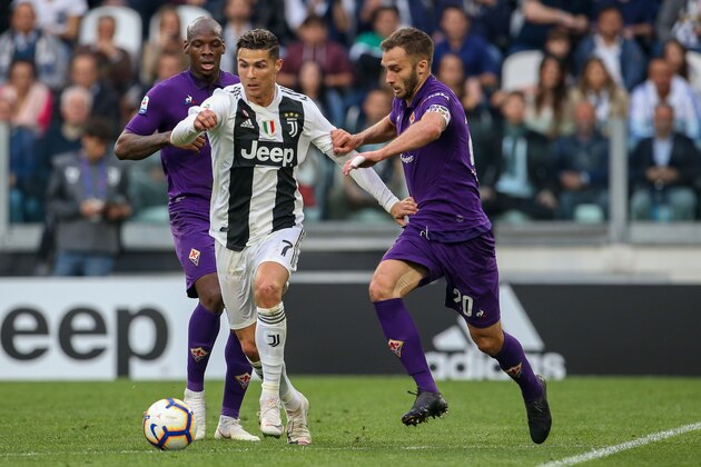 TURIN, ITALY - APRIL 20: German Pezzella of ACF Fiorentina challenges Cristiano Ronaldo of Juventus during the Serie A match between Juventus and ACF Fiorentina on April 20, 2019 in Turin, Italy. (Photo by Giampiero Sposito/Getty Images)