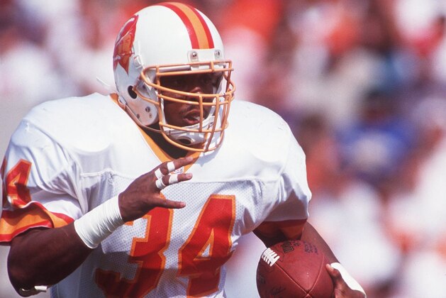 25 0CT 1992:  TAMPA BAY BUCCANEERS RUNNING BACK REGGIE COBB IN ACTION DURING THE 38-7 LOSS TO THE DETROIT LIONS.  Mandatory Credit: Scott Halleran/ALLSPORT