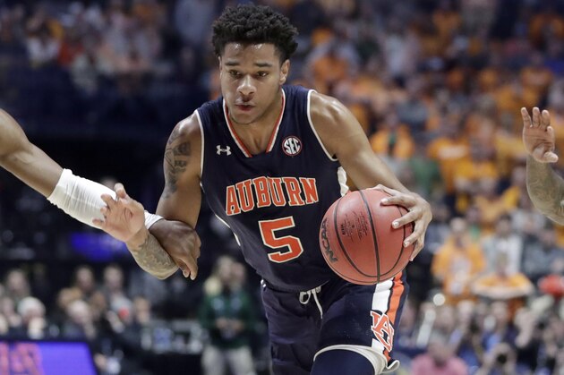 Auburn's Chuma Okeke, right, drives past Tennessee's Admiral Schofield in the first half of the NCAA college basketball Southeastern Conference championship game Sunday, March 17, 2019, in Nashville, Tenn. (AP Photo/Mark Humphrey)