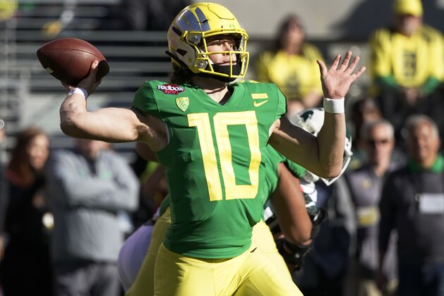 Oregon Ducks quarterback Justin Herbert (10) throws a pass during the first half of the Redbox Bowl NCAA college football game Monday, Dec. 31, 2018, in Santa Clara, Calif. (AP Photo/Tony Avelar)