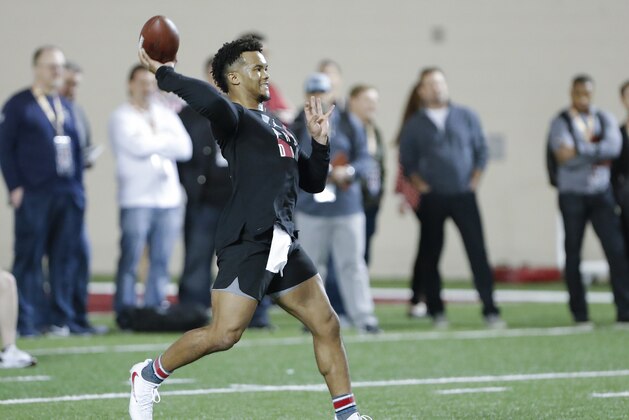 Oklahoma football quarterback Kyler Murray goes through passing drills at the Oklahoma NFL Pro Day in Norman, Okla., Wednesday, March 13, 2019. (AP Photo/Alonzo Adams)