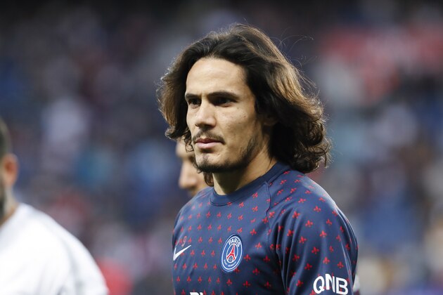 PARIS, FRANCE - APRIL 21: Edinson Cavani #9 of Paris Saint-Germain warms up before the Ligue 1 match between Paris Saint-Germain and AS Monaco at Parc des Princes on April 21, 2019 in Paris, France. (Photo by Catherine Steenkeste/Getty Images)