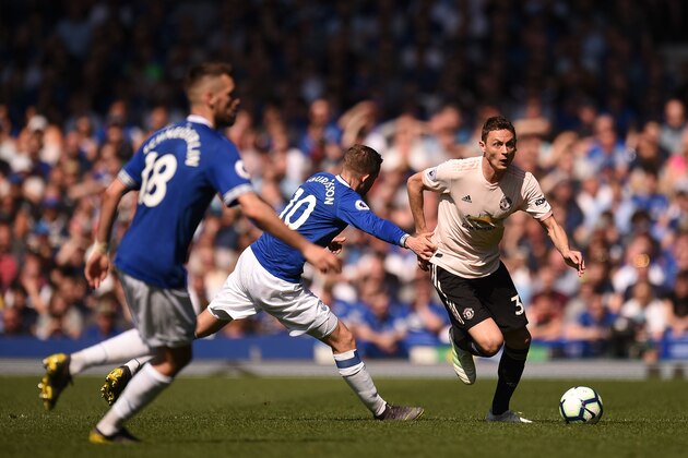 Manchester United's Serbian midfielder Nemanja Matic (R) beats Everton's Icelandic midfielder Gylfi Sigurdsson (C) during the English Premier League football match between Everton and Manchester United at Goodison Park in Liverpool, north west England on April 21, 2019. (Photo by Oli SCARFF / AFP) / RESTRICTED TO EDITORIAL USE. No use with unauthorized audio, video, data, fixture lists, club/league logos or 'live' services. Online in-match use limited to 120 images. An additional 40 images may be used in extra time. No video emulation. Social media in-match use limited to 120 images. An additional 40 images may be used in extra time. No use in betting publications, games or single club/league/player publications. /         (Photo credit should read OLI SCARFF/AFP/Getty Images)