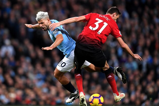 MANCHESTER, ENGLAND - NOVEMBER 11:  Sergio Aguero of Manchester City battles for possession with  Nemanja Matic of Manchester United during the Premier League match between Manchester City and Manchester United at Etihad Stadium on November 11, 2018 in Manchester, United Kingdom.  (Photo by Laurence Griffiths/Getty Images)