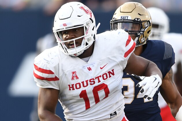 ANNAPOLIS, MD - OCTOBER 20:  Ed Oliver #10 of the Houston Cougars in position during a college football game against the Navy Midshipmen at Navy-Marine Corps Memorial Stadium on October 20, 2018 in Annapolis, Maryland.  (Photo by Mitchell Layton/Getty Images)