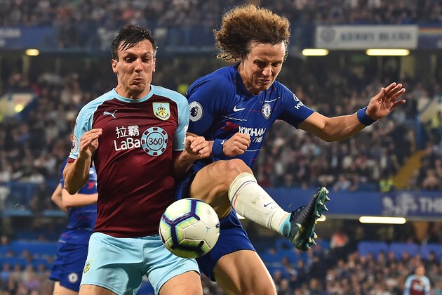 Burnley's English midfielder Jack Cork (L) vies with Chelsea's Brazilian defender David Luiz (R) during the English Premier League football match between Chelsea and Burnley at Stamford Bridge in London on April 22, 2019. (Photo by Glyn KIRK / AFP) / RESTRICTED TO EDITORIAL USE. No use with unauthorized audio, video, data, fixture lists, club/league logos or 'live' services. Online in-match use limited to 120 images. An additional 40 images may be used in extra time. No video emulation. Social media in-match use limited to 120 images. An additional 40 images may be used in extra time. No use in betting publications, games or single club/league/player publications. /         (Photo credit should read GLYN KIRK/AFP/Getty Images)
