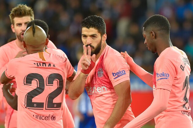 Barcelona's Uruguayan forward Luis Suarez (C) celebrates with teammates after scoring a penalty during the Spanish league football match between Deportivo Alaves and FC Barcelona at the Mendizorroza stadium in Vitoria on April 23, 2019. (Photo by ANDER GILLENEA / AFP)        (Photo credit should read ANDER GILLENEA/AFP/Getty Images)