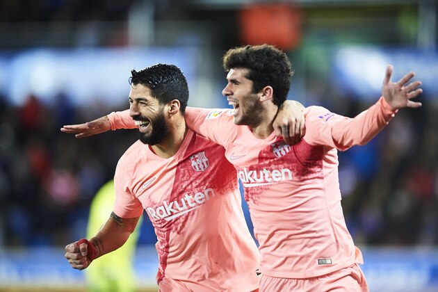 VITORIA-GASTEIZ, SPAIN - APRIL 23: Carles Alena of FC Barcelona celebrates after scoring with Luis Suarezof FC Barcelona during the La Liga match between Deportivo Alaves and FC Barcelona at Estadio de Mendizorroza on April 23, 2019 in Vitoria-Gasteiz, Spain. (Photo by Juan Manuel Serrano Arce/Getty Images)