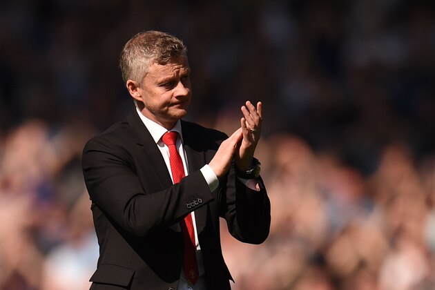 Manchester United's Norwegian manager Ole Gunnar Solskjaer applauds the fans after the final whistle in the English Premier League football match between Everton and Manchester United at Goodison Park in Liverpool, north west England on April 21, 2019. (Photo by Oli SCARFF / AFP) / RESTRICTED TO EDITORIAL USE. No use with unauthorized audio, video, data, fixture lists, club/league logos or 'live' services. Online in-match use limited to 120 images. An additional 40 images may be used in extra time. No video emulation. Social media in-match use limited to 120 images. An additional 40 images may be used in extra time. No use in betting publications, games or single club/league/player publications. /         (Photo credit should read OLI SCARFF/AFP/Getty Images)