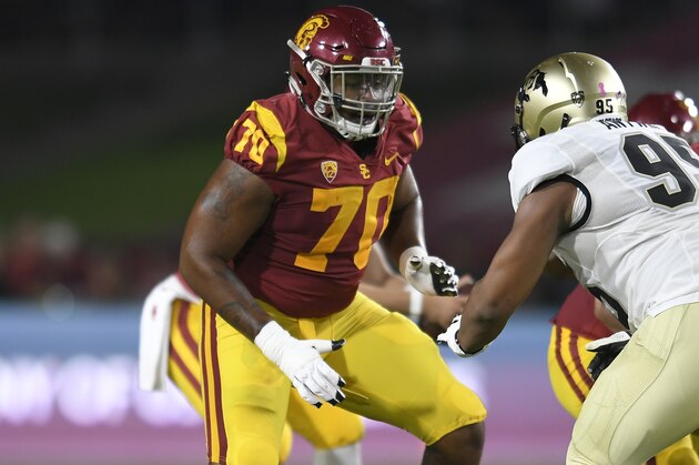 LOS ANGELES, CA - OCTOBER 13: Defensive back Chuma Edoga #70 of the USC Trojans guards Israel Antwine #95 of the Colorado Buffaloes at Los Angeles Memorial Coliseum on October 13, 2018 in Los Angeles, California. (Photo by John McCoy/Getty Images)
