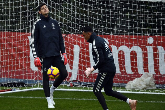 Real Madrid's Belgian goalkeeper Thibaut Courtois (L) and Real Madrid's Costa Rican goalkeeper Keylor Navas attend a training session at the Ciudad Real Madrid training facilities in Madrid's suburb of Valdebebas, on October 27, 2018 on the eve of the Spanish League