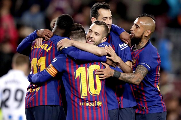 BARCELONA, SPAIN - APRIL 20: (L-R) Ousmane Dembele of FC Barcelona, Lionel Messi of FC Barcelona, Jordi Alba of FC Barcelona, Sergio Busquets of FC Barcelona, Arturo Vidal of FC Barcelona celebrates during the La Liga Santander  match between FC Barcelona v Real Sociedad at the Camp Nou on April 20, 2019 in Barcelona Spain (Photo by Jeroen Meuwsen/Soccrates/Getty Images)