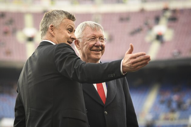 BARCELONA, SPAIN - APRIL 16: Sir Alex Ferguson speaks to Ole Gunnar Solskjaer, Manager of Manchester United on the pitch prior to the UEFA Champions League Quarter Final second leg match between FC Barcelona and Manchester United at Camp Nou on April 16, 2019 in Barcelona, Spain. (Photo by Michael Regan/Getty Images)