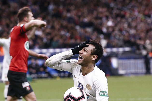 PARIS, FRANCE - APRIL 27: Neymar Jr #10 of Paris Saint-Germain reacts to a play during the Coupe de France Final match between Stade Rennais and Paris Saint-Germain at Stade de France on April 27, 2019 in Paris, France. (Photo by Catherine Steenkeste/Getty Images)