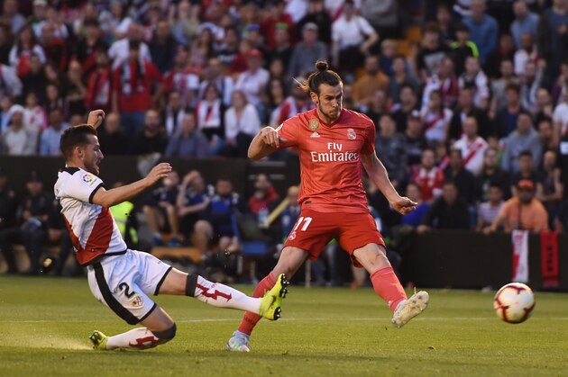 MADRID, SPAIN - APRIL 28: Gareth Bale of Real Madrid is challenged by Tito of Rayo Vallenco during the La Liga match between Rayo Vallecano de Madrid and Real Madrid CF at Campo de Futbol de Vallecas on April 28, 2019 in Madrid, Spain. (Photo by Denis Doyle/Getty Images)
