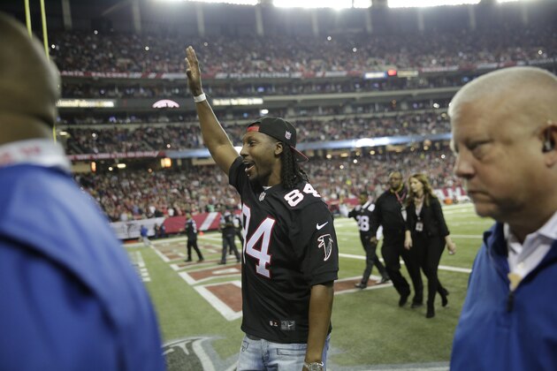 Former Atlanta Falcons player Roddy White leaves the field at halftime of an NFL football game between the Atlanta Falcons and the New Orleans Saints, Sunday, Jan. 1, 2017, in Atlanta. (AP Photo/David Goldman) Former Atlanta Falcons player Roddy White leaves the field at halftime of an NFL football game between the Atlanta Falcons and the New Orleans Saints, Sunday, Jan. 1, 2017, in Atlanta. (AP Photo/David Goldman)