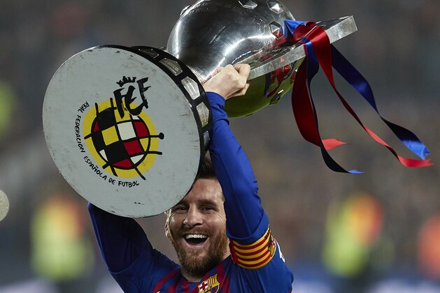 BARCELONA, SPAIN - APRIL 27: Lionel Messi of FC Barcelona celebrates with the La Liga trophy following his team's victory in the La Liga match between FC Barcelona and Levante UD at Camp Nou on April 27, 2019 in Barcelona, Spain. (Photo by Quality Sport Images/Getty Images)