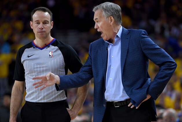 OAKLAND, CA - APRIL 28:  Head coach Mike D'Antoni of the Houston Rockets complains to referee Josh Tivens #58 abpit tje officiating on the floor against the Golden State Warriors during Game One of the Second Round of the 2019 NBA Western Conference Playoffs at ORACLE Arena on April 28, 2019 in Oakland, California. NOTE TO USER: User expressly acknowledges and agrees that, by downloading and or using this photograph, User is consenting to the terms and conditions of the Getty Images License Agreement.  (Photo by Thearon W. Henderson/Getty Images)