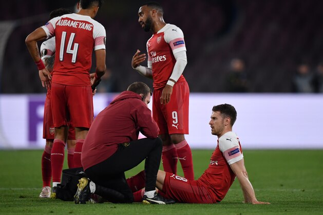 NAPLES, ITALY - APRIL 18: Aaron Ramsey of Arsenal recieves treatment for an injury during the UEFA Europa League Quarter Final Second Leg match between S.S.C. Napoli and Arsenal at  Stadio San Paolo on April 18, 2019 in Naples, Italy. (Photo by Stuart Franklin/Getty Images)