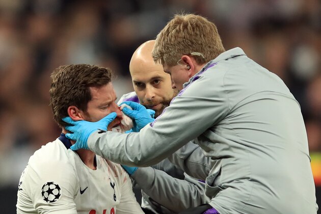 LONDON, ENGLAND - APRIL 30: Jan Vertonghen of Tottenham Hotspur is treated for an injury before being substituted during the UEFA Champions League Semi Final first leg match between Tottenham Hotspur and Ajax at at the Tottenham Hotspur Stadium on April 30, 2019 in London, England. (Photo by Marc Atkins/Getty Images)