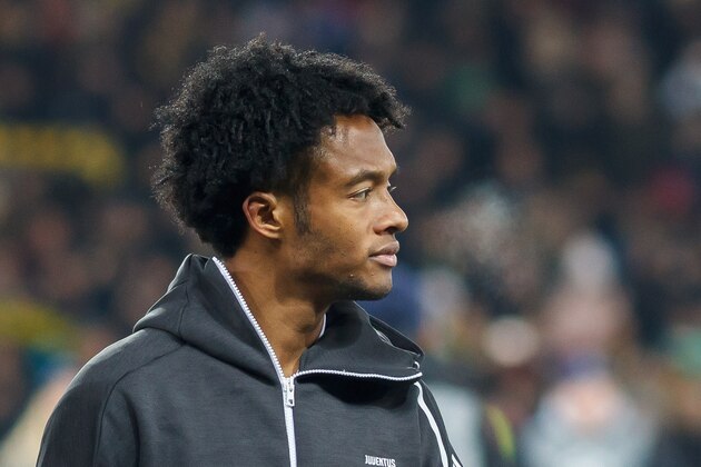 BERN, SWITZERLAND - DECEMBER 12: Juan Cuadrado of Juventus looks on during the UEFA Champions League Group H match between BSC Young Boys and Juventus at Stade de Suisse, Wankdorf on December 12, 2018 in Bern, Switzerland. (Photo by TF-Images/TF-Images via Getty Images)