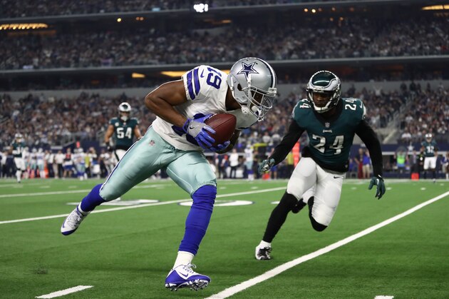 ARLINGTON, TEXAS - DECEMBER 09:  Amari Cooper #19 of the Dallas Cowboys makes a pass reception against Corey Graham #24 of the Philadelphia Eagles at AT&T Stadium on December 09, 2018 in Arlington, Texas. (Photo by Ronald Martinez/Getty Images)