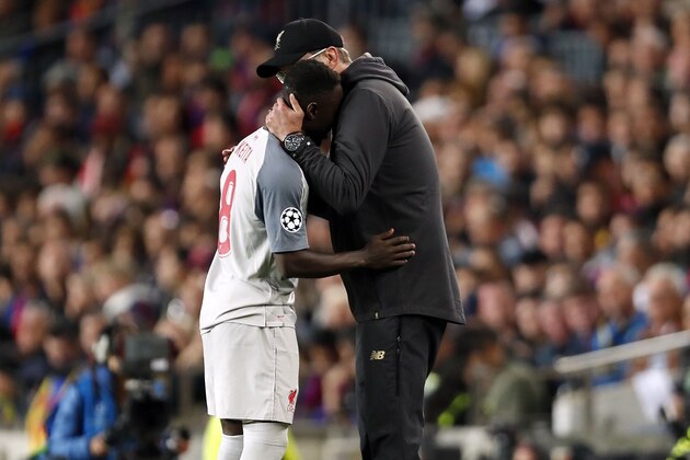 (l-r) Naby Keita of Liverpool FC, Liverpool FC coach Jurgen Klopp during the UEFA Champions League semi final match between FC Barcelona and Liverpool FC at Camp Nou on May 01, 2019 in Barcelona, Spain(Photo by VI Images via Getty Images)