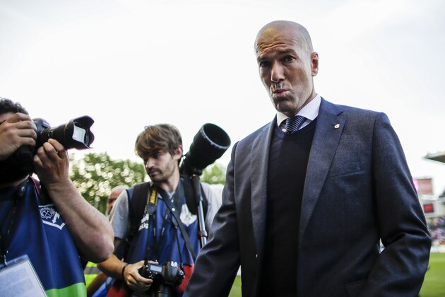 , SPAIN - APRIL 28: coach Zinedine Zidane of Real Madrid during the La Liga Santander  match between Rayo Vallecano v Real Madrid on April 28, 2019 (Photo by David S. Bustamante/Soccrates/Getty Images)