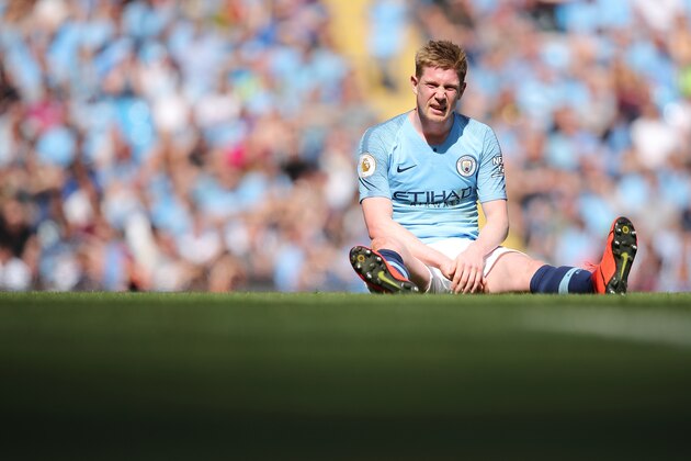 MANCHESTER, ENGLAND - APRIL 20: Kevin De Bruyne of Manchester City sits down after suffering an injury in the first half during the Premier League match between Manchester City and Tottenham Hotspur at Etihad Stadium on April 20, 2019 in Manchester, United Kingdom. (Photo by Matthew Ashton - AMA/Getty Images)