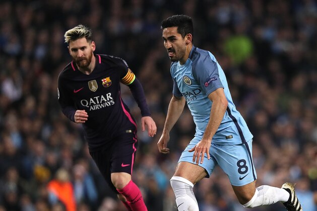 MANCHESTER, ENGLAND - NOVEMBER 01:  Ilkay Gundogan of Manchester City competes with Lionel Messi of Barcelona during the UEFA Champions League match between Manchester City FC and FC Barcelona at Etihad Stadium on November 1, 2016 in Manchester, England.  (Photo by Matthew Ashton - AMA/Getty Images)
