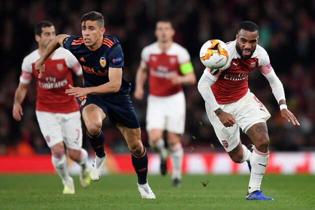 LONDON, ENGLAND - MAY 02:  Alexandre Lacazette of Arsenal and Gabriel Paulista of Valencia chase the ball during the UEFA Europa League Semi Final First Leg match between Arsenal and Valencia at Emirates Stadium on May 02, 2019 in London, England. (Photo by Shaun Botterill/Getty Images)