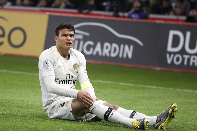 LILLE, FRANCE - APRIL 14: Injured, Thiago Silva of PSG will leave the pitch during the French Ligue 1 match between Lille OSC (LOSC) and Paris Saint-Germain (PSG) at Stade Pierre Mauroy on April 14, 2019 in Lille, France. (Photo by Jean Catuffe/Getty Images)