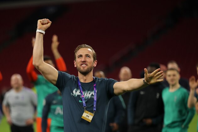 AMSTERDAM, NETHERLANDS - MAY 08: Harry Kane of Tottenham Hotspur comes back out with team mates at full time to celebrate with his fans at full time during the UEFA Champions League Semi Final second leg match between Ajax and Tottenham Hotspur at the Johan Cruyff Arena on May 8, 2019 in Amsterdam, Netherlands. (Photo by Matthew Ashton - AMA/Getty Images)
