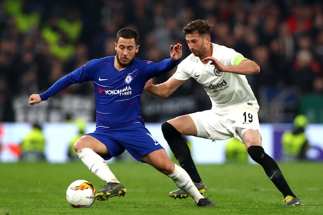 LONDON, ENGLAND - MAY 09: Eden Hazard of Chelsea FC David Abraham of Eintracht Frankfurt in action during the UEFA Europa League Semi Final Second Leg match between Chelsea FC and Eintracht Frankfurt at Stamford Bridge on May 9, 2019 in London, England. (Photo by Chloe Knott - Danehouse/Getty Images)
