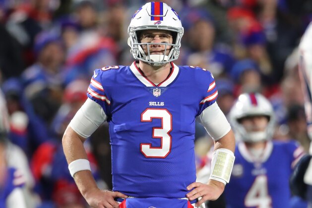 BUFFALO, NY - OCTOBER 29: Derek Anderson #3 of the Buffalo Bills looks on during NFL game action against the New England Patriots at New Era Field on October 29, 2018 in Buffalo, New York. (Photo by Tom Szczerbowski/Getty Images)