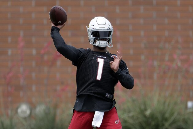 Arizona Cardinals' quarterback Kyler Murray works out during an NFL football rookies camp, Friday, May 10, 2019, at the team's' training facility in Tempe, Ariz. (AP Photo/Matt York)