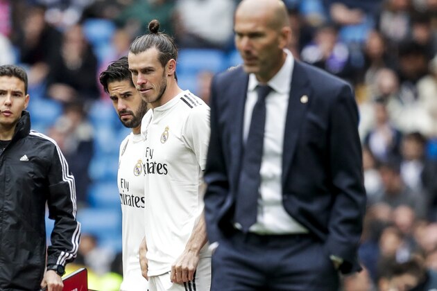 MADRID, SPAIN - APRIL 21: (L-R) Isco of Real Madrid, Gareth Bale of Real Madrid, coach Zinedine Zidane of Real Madrid during the La Liga Santander  match between Real Madrid v Athletic de Bilbao at the Santiago Bernabeu on April 21, 2019 in Madrid Spain (Photo by David S. Bustamante/Soccrates/Getty Images)