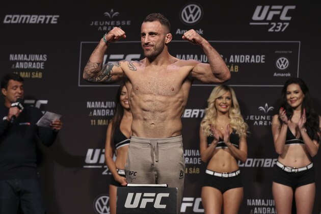 RIO DE JANEIRO, BRAZIL - MAY 10: Alexander Volkanovski of Australia poses on the scale during the UFC 237 weigh-in at Jeunesse Arena on May 10, 2019 in Rio de Janeiro, Brazil. (Photo by Buda Mendes/Zuffa LLC/Zuffa LLC via Getty Images)