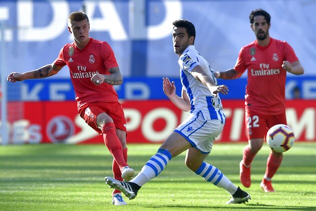 Real Madrid's German midfielder Toni Kroos (L) and Real Madrid's Spanish midfielder Isco (R) challenge Real Sociedad's Spanish midfielder Mikel Merino (C) during the Spanish League football match between Real Sociedad and Real Madrid at the Anoeta Stadium in San Sebastian on May 12, 2019. (Photo by ANDER GILLENEA / AFP)        (Photo credit should read ANDER GILLENEA/AFP/Getty Images)