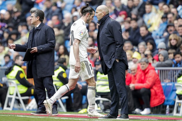 MADRID, SPAIN - APRIL 6: (L-R) Gareth Bale of Real Madrid, coach Zinedine Zidane of Real Madrid during the La Liga Santander  match between Real Madrid v Eibar at the Santiago Bernabeu on April 6, 2019 in Madrid Spain (Photo by David S. Bustamante/Soccrates/Getty Images)