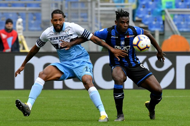 ROME, ITALY - MAY 05:  Fortuna Wallace of SS Lazio competes for the ball with Duvan Zapata during the Serie A match between SS Lazio and Atalanta BC at Stadio Olimpico on May 5, 2019 in Rome, Italy.  (Photo by Marco Rosi/Getty Images)