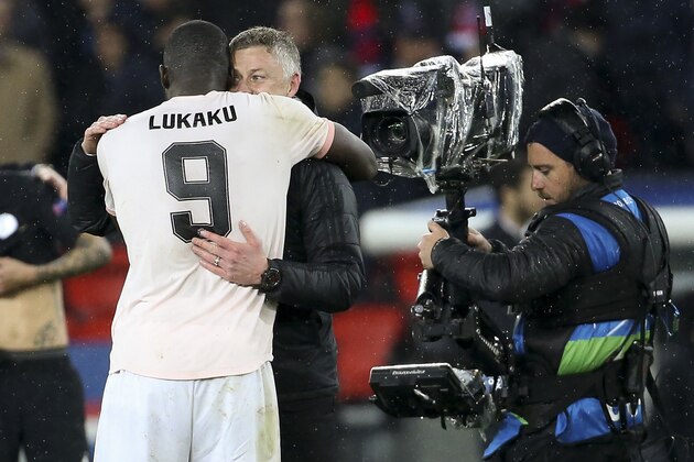 PARIS, FRANCE - MARCH 6: Coach of Manchester United Ole Gunnar Solskjaer and Romelu Lukaku of Manchester United celebrate the victory following the UEFA Champions League Round of 16 Second Leg match between Paris Saint-Germain (PSG) and Manchester United at Parc des Princes stadium on March 6, 2019 in Paris, France. (Photo by Jean Catuffe/Getty Images)
