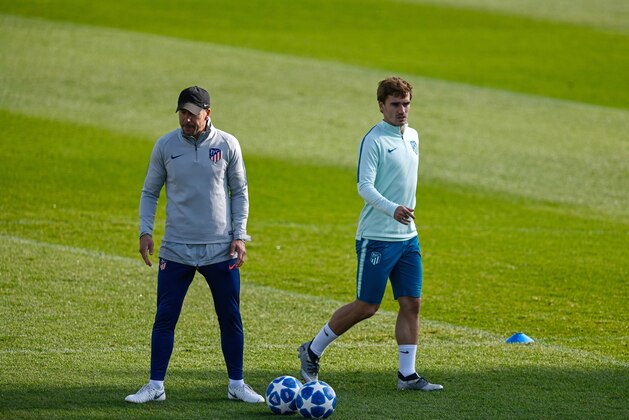 Atletico Madrid's Argentinian coach Diego Simeone (L) and Atletico Madrid's French forward Antoine Griezmann attend a training session at the Ciudad Deportiva Wanda training ground in Madrid on October 23, 2018 on the eve of the UEFA Champions League football match between Borussia Dortmund and Atletico de Madrid. (Photo by OSCAR DEL POZO / AFP)        (Photo credit should read OSCAR DEL POZO/AFP/Getty Images)