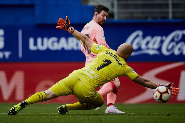 Barcelona's Lionel Messi shoots to score in front Eibar's goalkeeper Marko Dmitrovic during a Spanish La Liga soccer match at the Ipurua stadium, in Eibar, northern Spain, , Spain, Sunday, May 19, 2019. (AP Photo/Ion Alcoba)